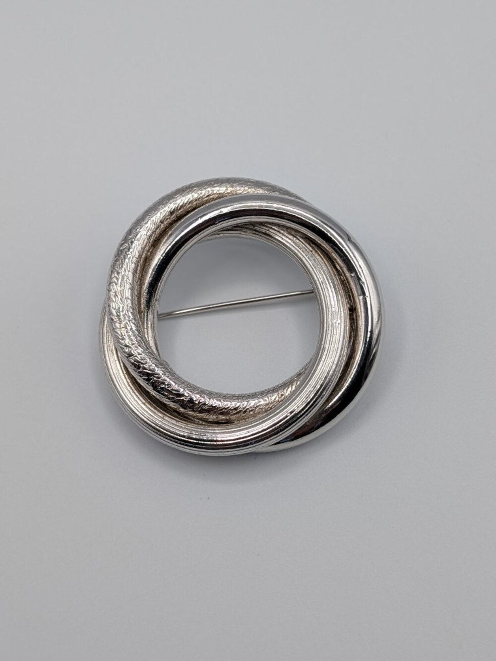 Vintage 1980s Silver Tone Interlocking Love Knot Wreath Brooch Pin 1.75 Inch